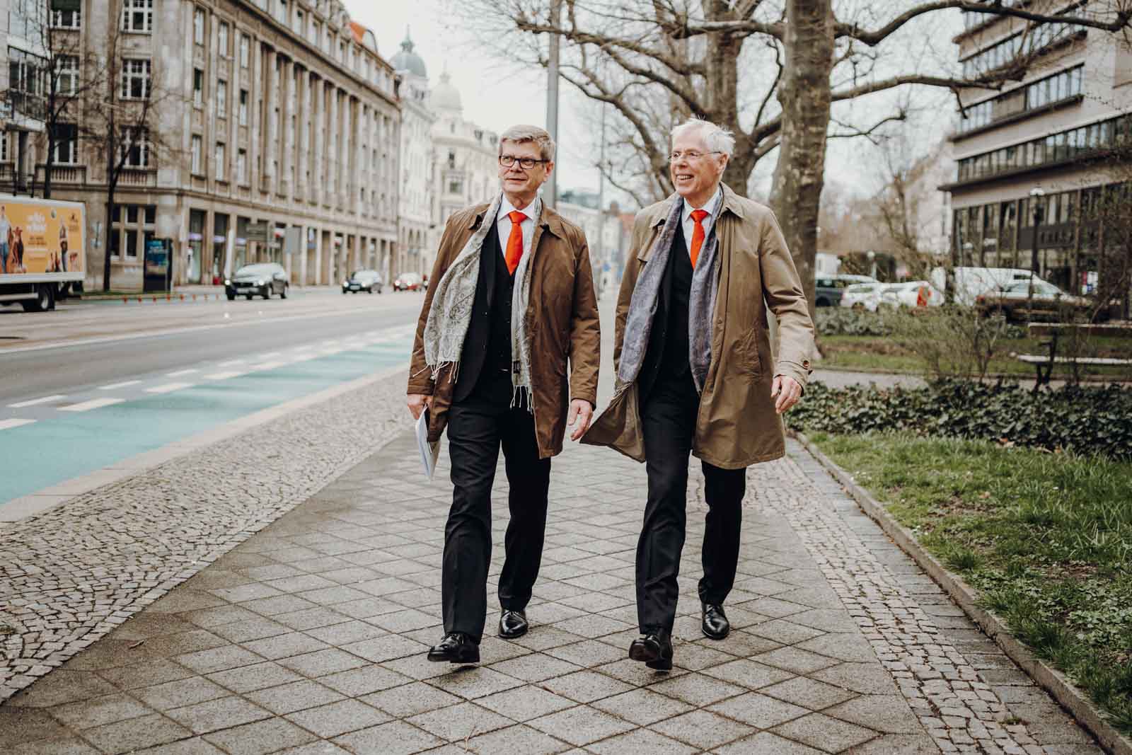 Männer nach der Trauung in Leipzig