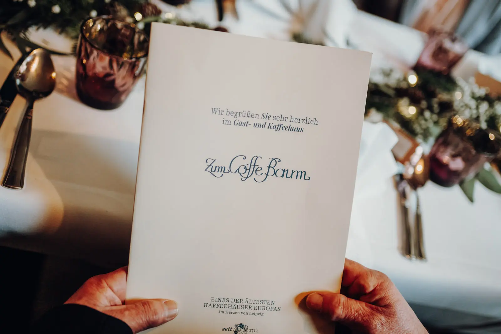 Speisekarte Zum Coffe Baum Leipzig Willkommensmenu des Kaffeehauses Zum Coffe Baum Leipzig, einem der aeltesten Kaffeehaeuser Europas, auf gedecktem Hochzeitstisch.