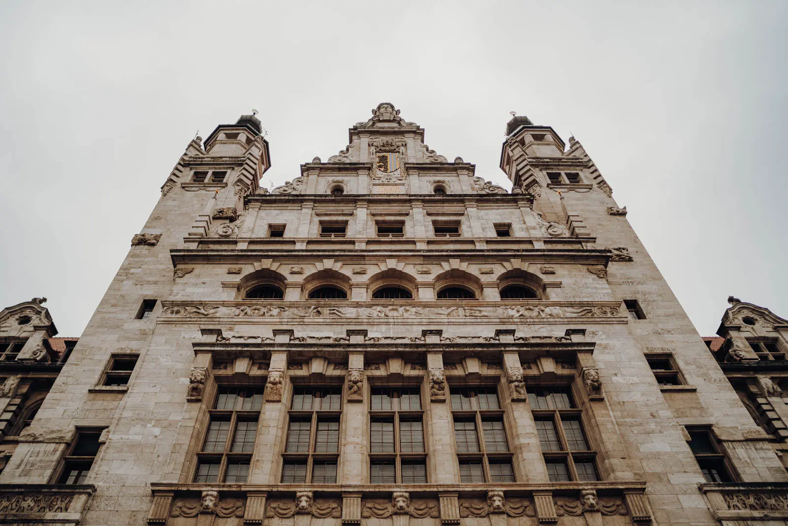 Rathaus Leipzig – Fassade von unten Historische Fassade des Neuen Rathauses Leipzig mit barockem Giebel und Wappen, fotografiert aus der Froschperspektive.
