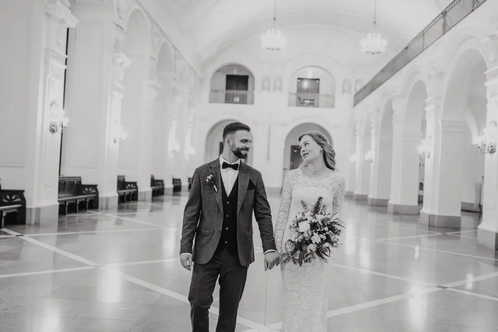 Brautpaarportrait im Festsaal Neues Rathaus Leipzig Brautpaarportrait im hellen Festsaal des Neuen Rathauses Leipzig, umgeben von weissen Arkaden und Wandleuchten. Hochzeit Ratsplenarsaal Leipzig