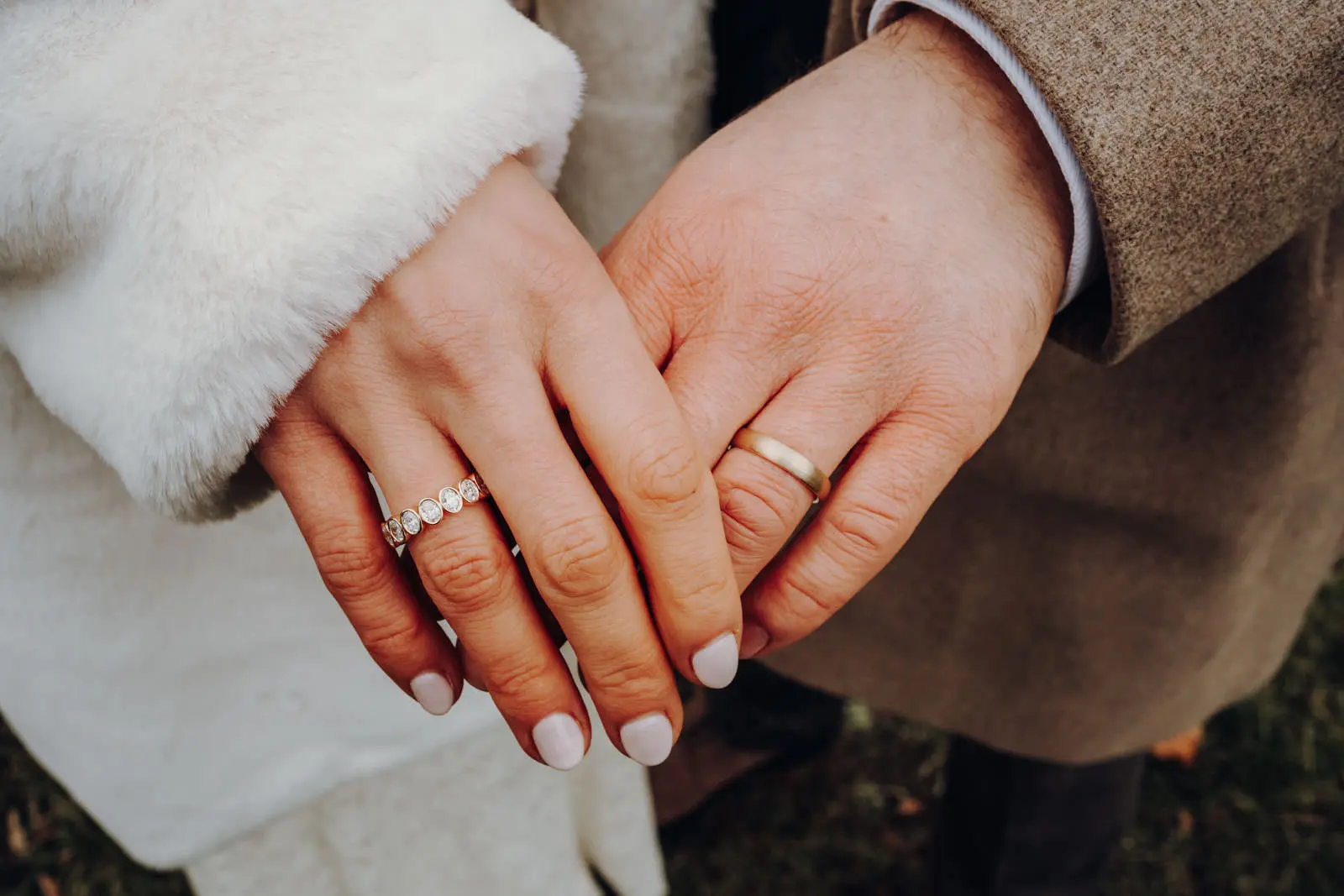 Eheringe beider Partner nach der Hochzeit Beide Haende des Brautpaares nebeneinander mit frisch angesteckten Eheringen nach der Trauung. Hochzeit Ratsplenarsaal Leipzig
