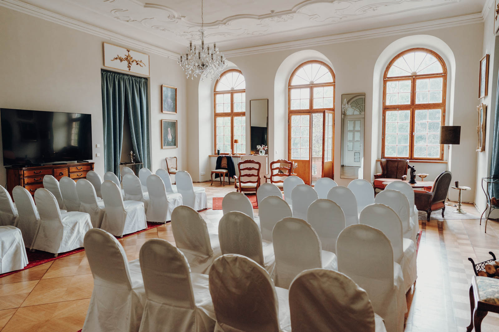 Stühle in einem Raum zur Hochzeit