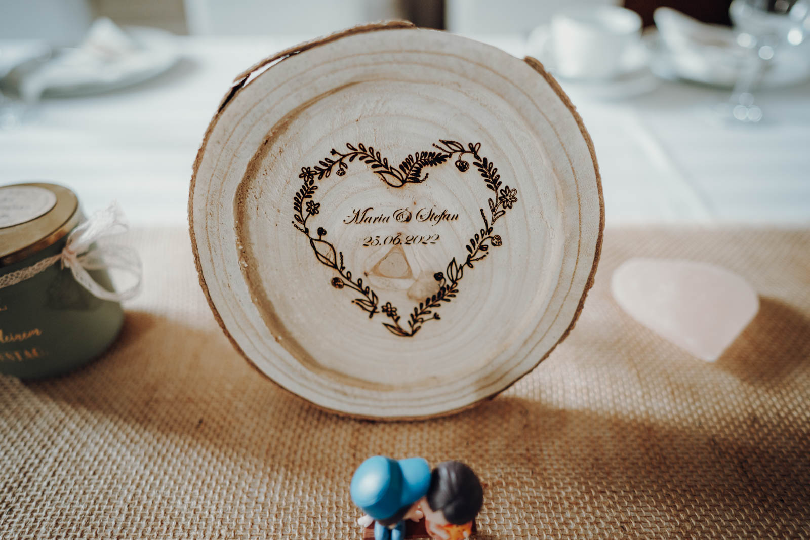 Holzscheibe mit Namen zur Hochzeit